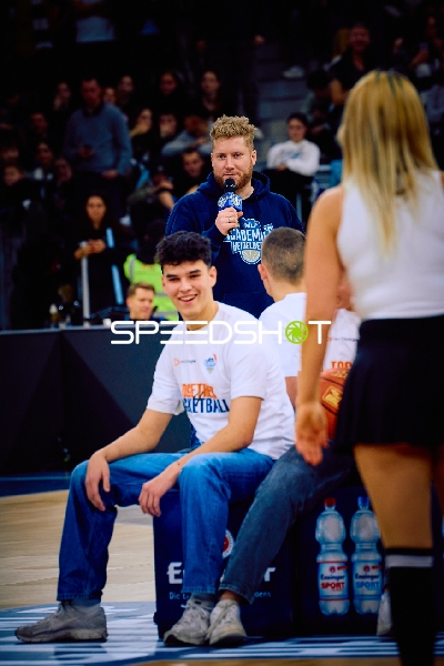 Ein Moderator unterhält die Zuschauer während einer Spielpause.