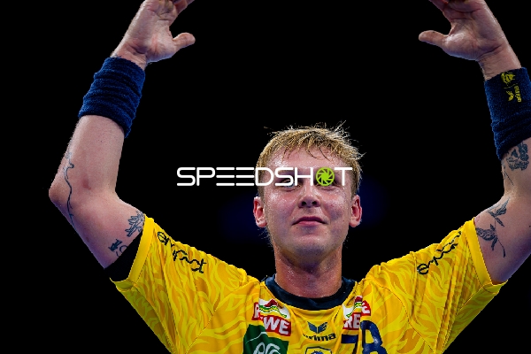 Edwin Aspenbäck (78; Rhein Neckar Löwen) positioniert sich