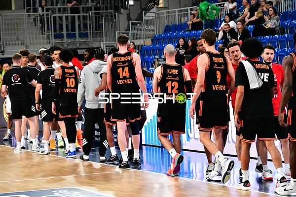 Spieler begrüßen sich