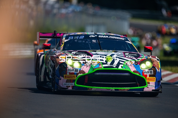 Fahrzeug auf der Rennstrecke