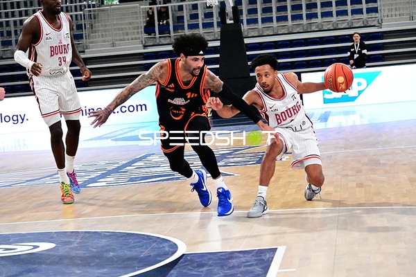 Direktes Duell um den Ball