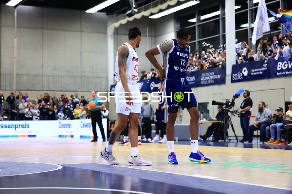 Osun Osunniyi (12; MLP Academics Heidelberg) und 43; Basketball Nymburg in Aktion