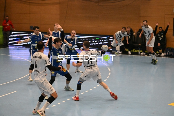 Elias Ellefsen a Skipagotu (71; THW Kiel) mit Ball, Justin Kurch (52; ThSV Eisenach) und Peter Walz (14; ThSV Eisenach) verteidigen