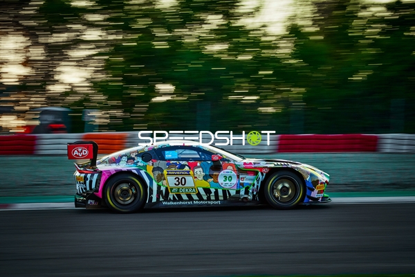 Rennfahrzeug auf der Rennstrecke