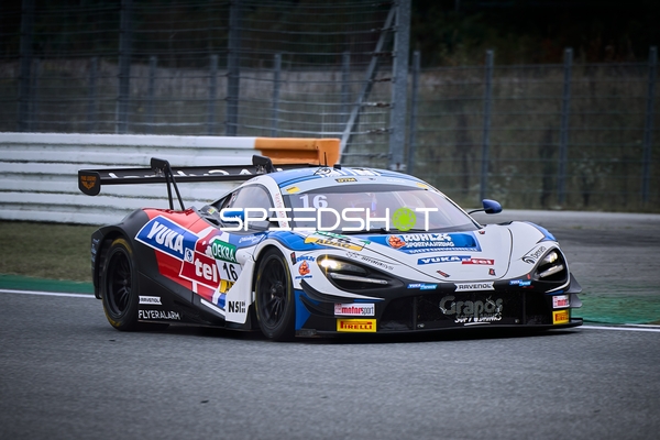 Rennfahrzeug auf der Rennstrecke