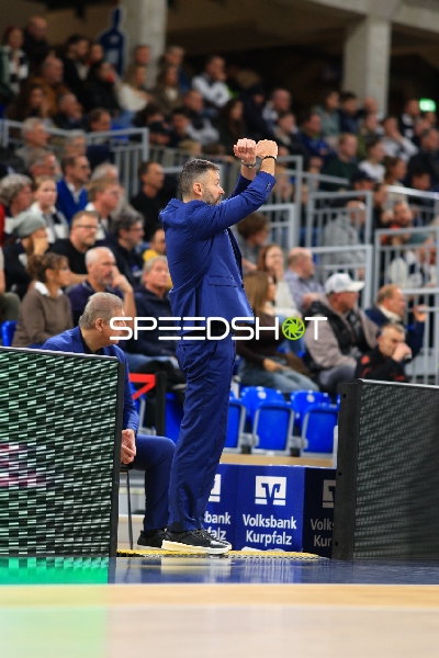 Coach gibt Anweisungen am Spielfeldrand