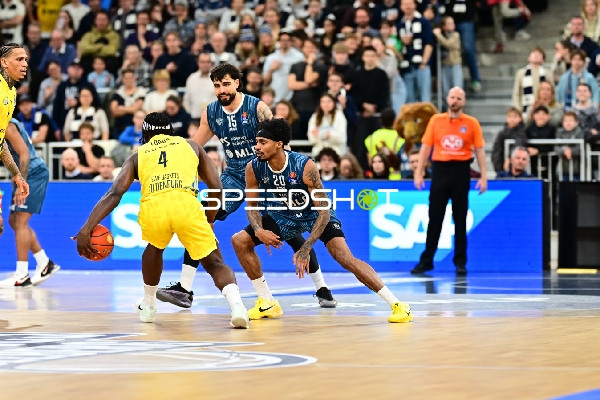 Spielaktion mit Michale Kyser (12; EWE Baskets Oldenburg) und Marcel Keßen (15; MLP Academics Heidelberg)