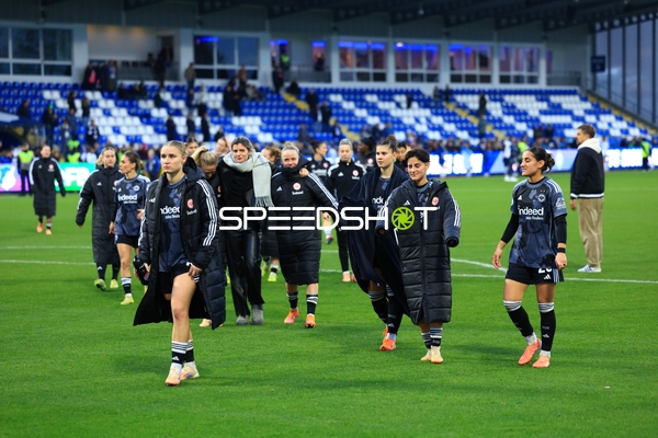 Spielerinnen verlassen Spielfeld