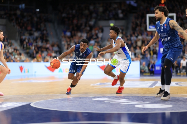 Spielaktion mit Marcel Keßen (15; MLP Academics Heidelberg) und Nahiem Alleyne (4; Frankfurt Skyliners)