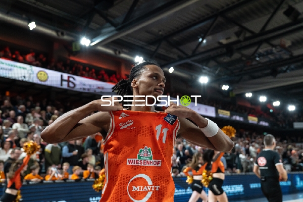 Alonzo Verge Jr. (11; Rasta Vechta) am Ende des 4. Viertels