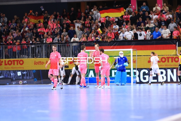 Anton Pöhling (12; Deutschland) im Austausch mit Teamkollegen