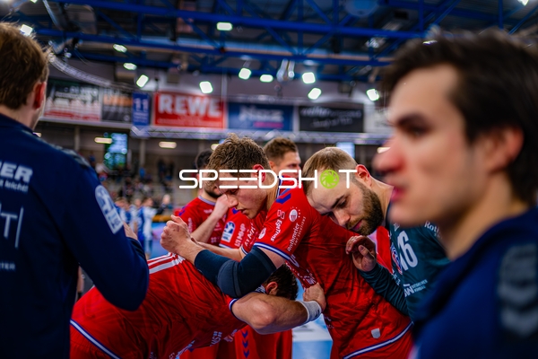 Spieler in rotem Trikot im Körperkontakt