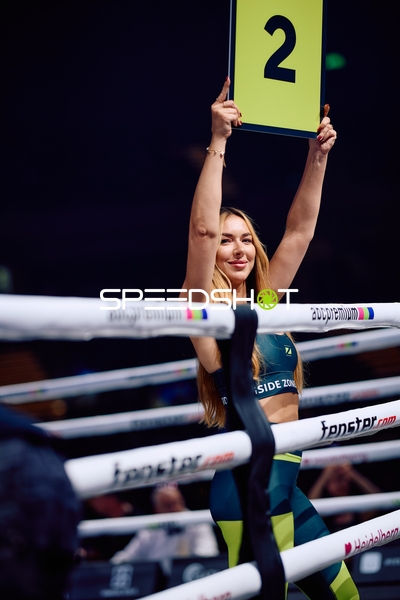 Ringmädchen zeigt Runde 2