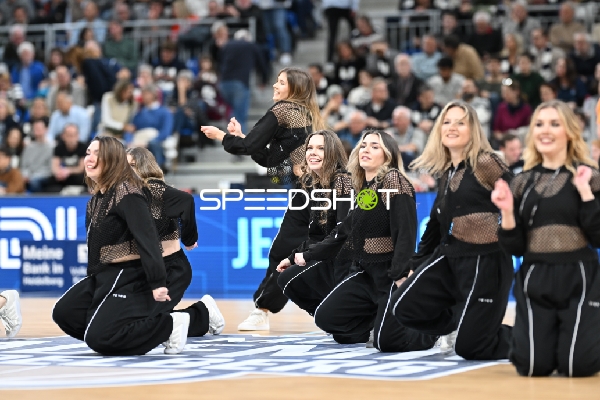 Basketball-Szene mit Cheerleaderinnen