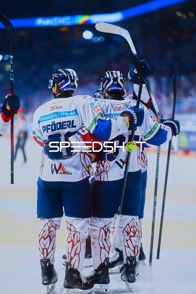 Eisbären Berlin jubeln über Torerfolg