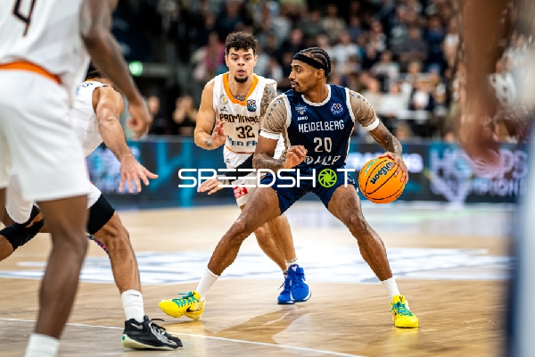 Spielszene mit Michael Weathers (20; MLP Academics Heidelberg) und Rob Gray (32; Promitheas Patras Vikos Cola)