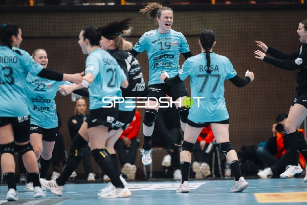 Szene mit Luca Farago (19; Thüringer HC) und Rikke Hoffbeck Petersen (22; Thüringer HC)