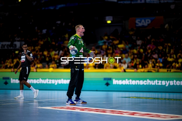Torwart David Späth (29; Rhein Neckar Löwen) hält Ball