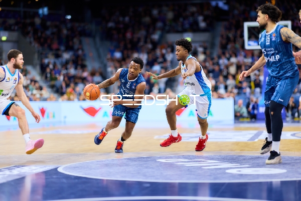 Spielaktion mit Marcel Keßen (15; MLP Academics Heidelberg) und Nahiem Alleyne (4; Frankfurt Skyliners)