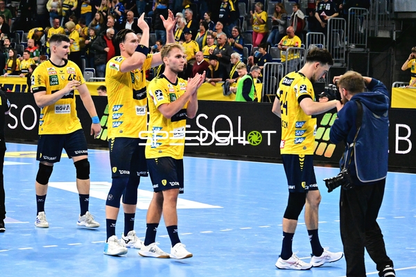 Halil Jaganjac (45; Rhein Neckar Löwen) und Teamkollegen applaudieren