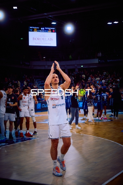 Karsten Tadda applaudiert dem Publikum.