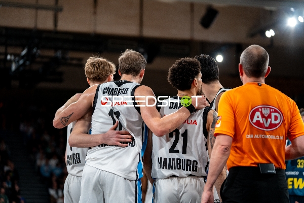 Szene mit Jan Niklas Wimberg (17; Veolia Towers Hamburg), Martin Breunig (13; Veolia Towers Hamburg) und Devon Daniels (21; Veolia Towers Hamburg)