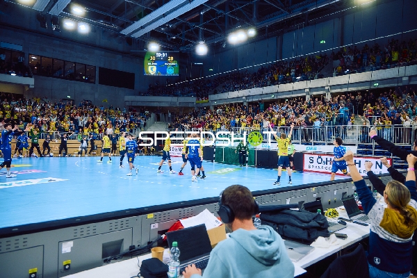 Ein Tor wird gefeiert.