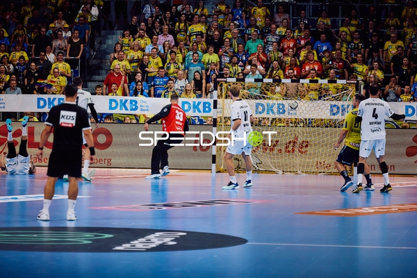 Ein Torwart versucht einen Torwurf zu verhindern.