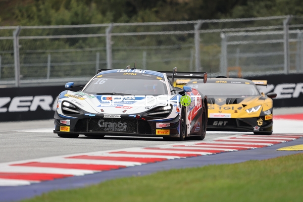 Zwei Fahrzeuge auf der Rennstrecke