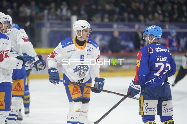Mischa Geisser (6; EV Zug) und Keijo Weibel (72; EHC Kloten) im Gespräch