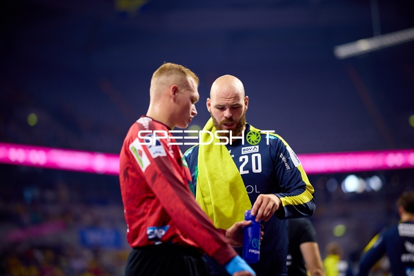 Torwart Mike Jensen (20; Rhein Neckar Löwen) mit Schiedsrichter