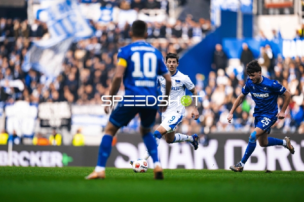 Spielszene mit Ballkontrolle