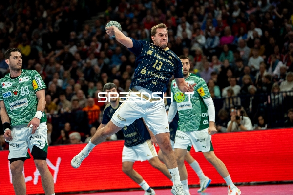 Niklas Weller (13; HSV Hamburg) mit Wurf gegen Mijajlo Marsenić (93; Füchse Berlin) und Jacob Lassen (9; HSV Hamburg)