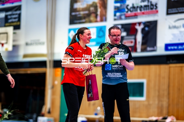 Elena Fabritz (34, SG Schozach-Bottwartal) erhält Geschenk