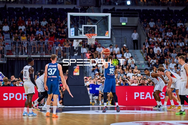 Freiwurf-Szene mit mehreren Spielern