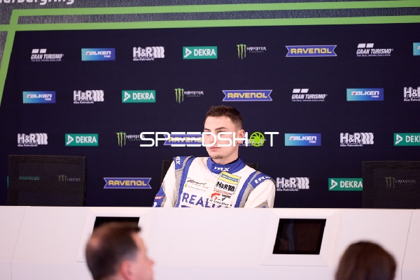 Fahrer bei Pressekonferenz