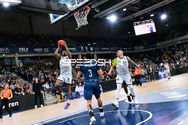 Dexter Akanno (2; Gladiators Trier) mit Korbleger