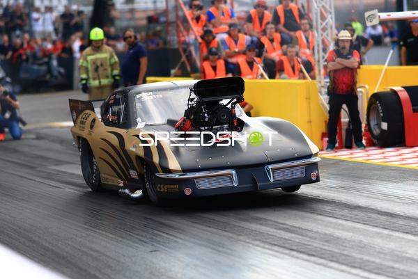 Drag Racing Fahrzeug auf der Quartermile