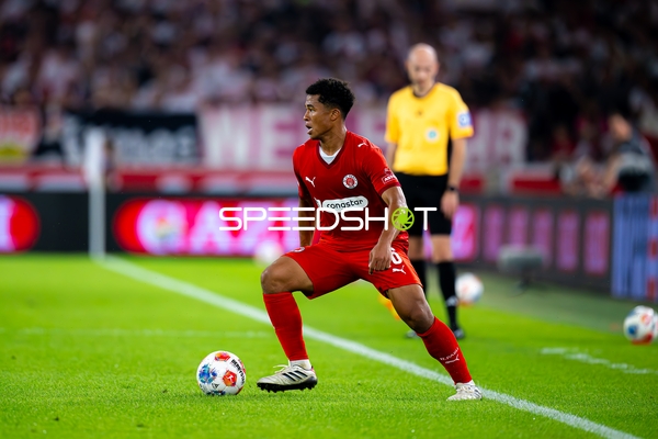 Joel Chima Fujita (16; FC St. Pauli) am Ball