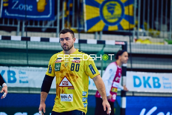Ein Spieler der Rhein Neckar Löwen, Jannik Kohlbacher, wird auf dem Spielfeld gezeigt.
