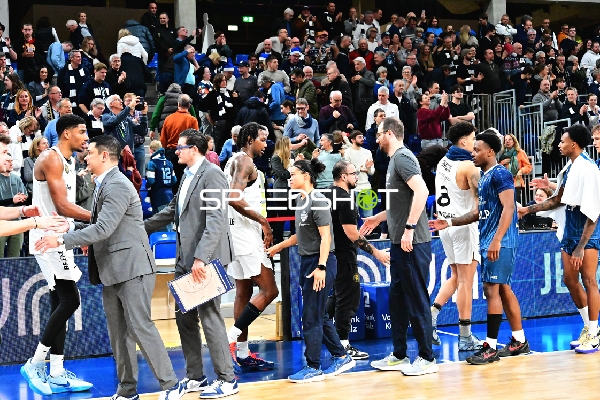 Szene mit David NGuessan (1; Basketball Löwen Braunschweig) und Michael Weathers (20; MLP Academics Heidelberg)