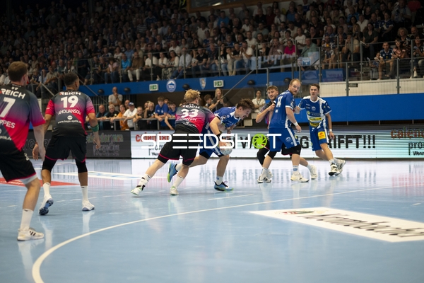 Niklas Theiß (9; HSG Wetzlar) und Felix Aellen (22, ThSV Eisenach) kämpft um den Ball