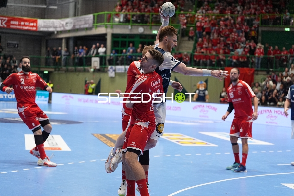 Johannes Wasielewski (77; Bergischer HC) im Zweikampf mit Rubén Marchán (2; MT Melsungen) und Olle Forsell_Schefvert (25; MT Melsungen)