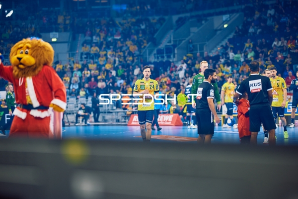 Spielerbesprechung auf dem Spielfeld