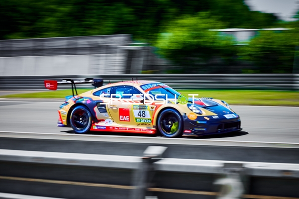 Rennfahrzeug auf der Rennstrecke