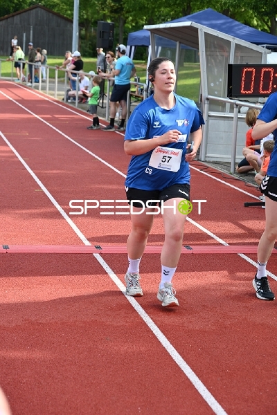 Läuferin läuft auf der Bahn