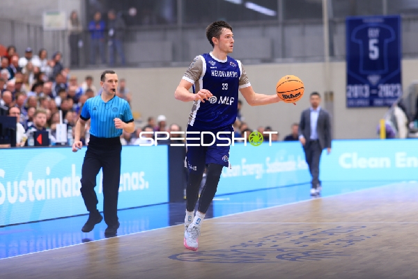 Ryan Mikesell (33; MLP Academics Heidelberg) mit Ball in Aktion