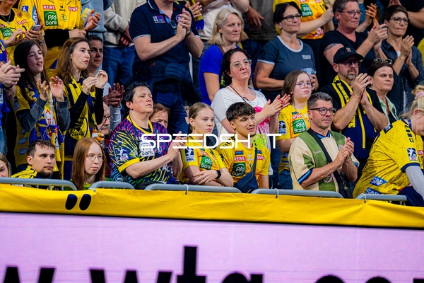 Publikum applaudiert bei Spiel