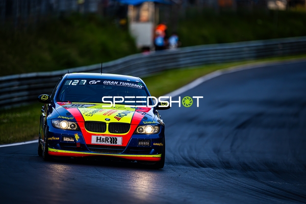 Fahrzeug auf der Rennstrecke