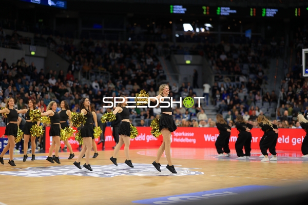 Basketball-Szene mit Cheerleadern